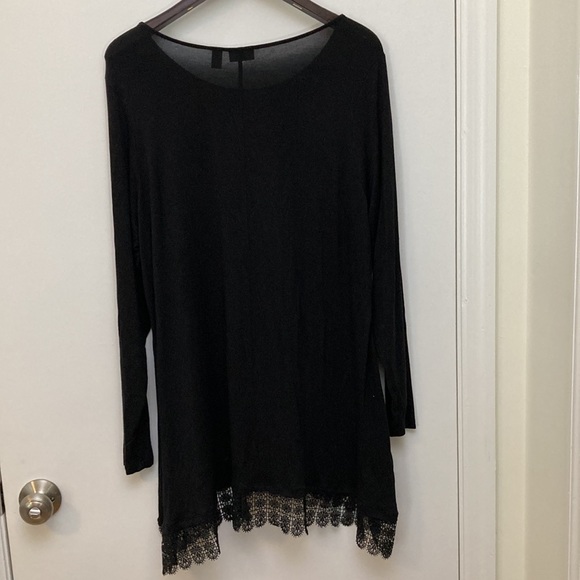 LOGO Black Tunic Tee Long Sleeve with Sharkbite Hi-Low Lace Hem 1X - Picture 3 of 7